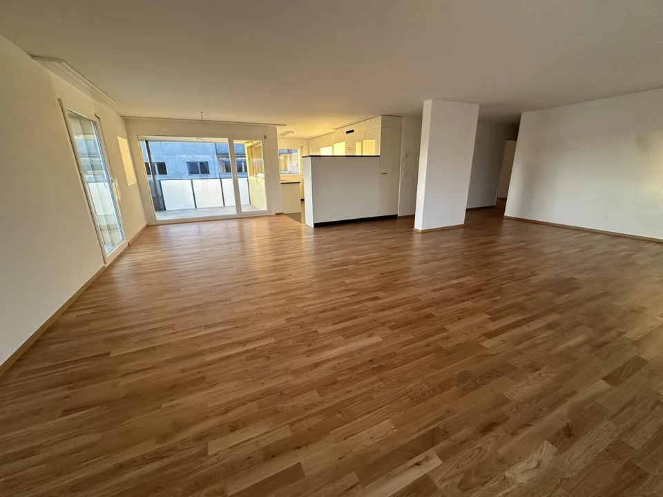 Lichtdurchflutete 5.5-Zimmerwohnung im Oberland zu vermieten