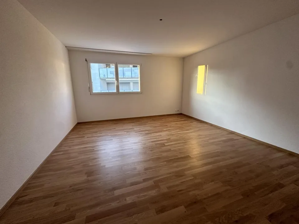 Lichtdurchflutete 5.5-Zimmerwohnung im Oberland zu vermieten