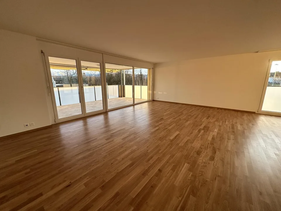 Lichtdurchflutete 5.5-Zimmerwohnung im Oberland zu vermieten
