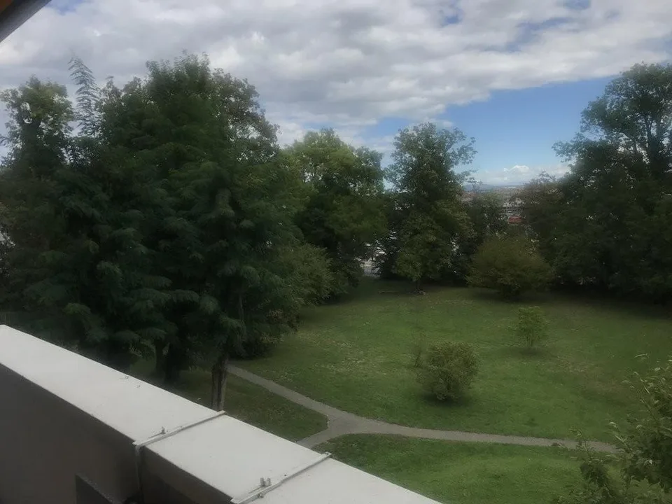 Suchen Sie eine Unterkunft in der Nähe des Bahnhofs und der Geschäfte?