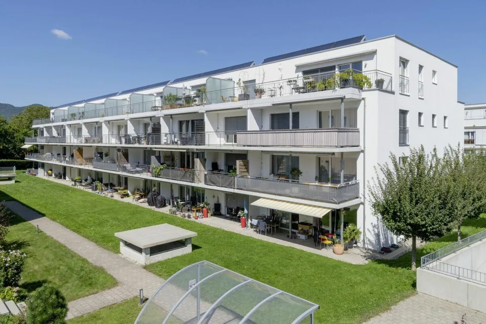 SCHÖNE WOHNUNG MIT GROSSEM BALKON