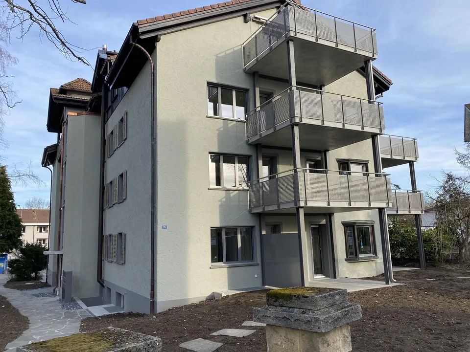 Appartement de 4,5 pièces rénové au rez-de-chaussée avec part de jardin et cheminée