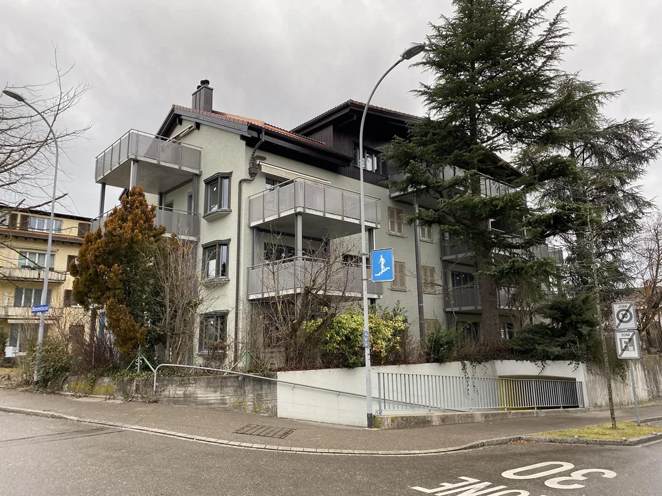Appartement de 4,5 pièces rénové au rez-de-chaussée avec part de jardin et cheminée