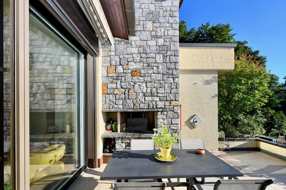Elegante Attico Duplex con Vista Spettacolare sul Lago di Lugano