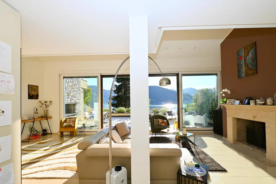 Elegante Attico Duplex con Vista Spettacolare sul Lago di Lugano