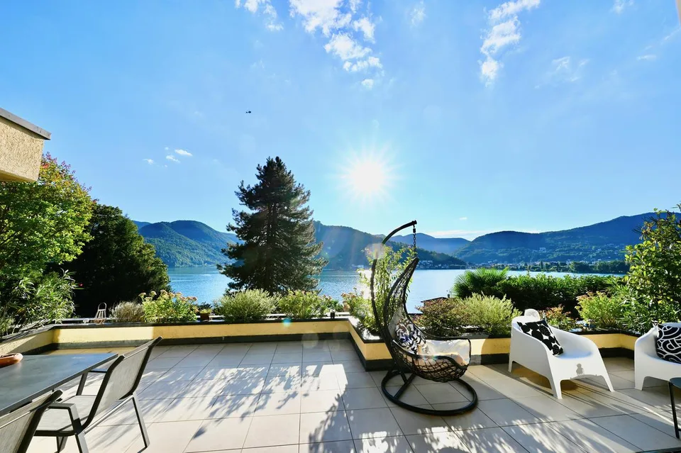 Elegante Attico Duplex con Vista Spettacolare sul Lago di Lugano