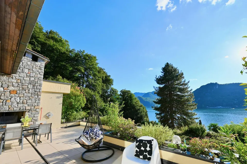 Elegante Attico Duplex con Vista Spettacolare sul Lago di Lugano