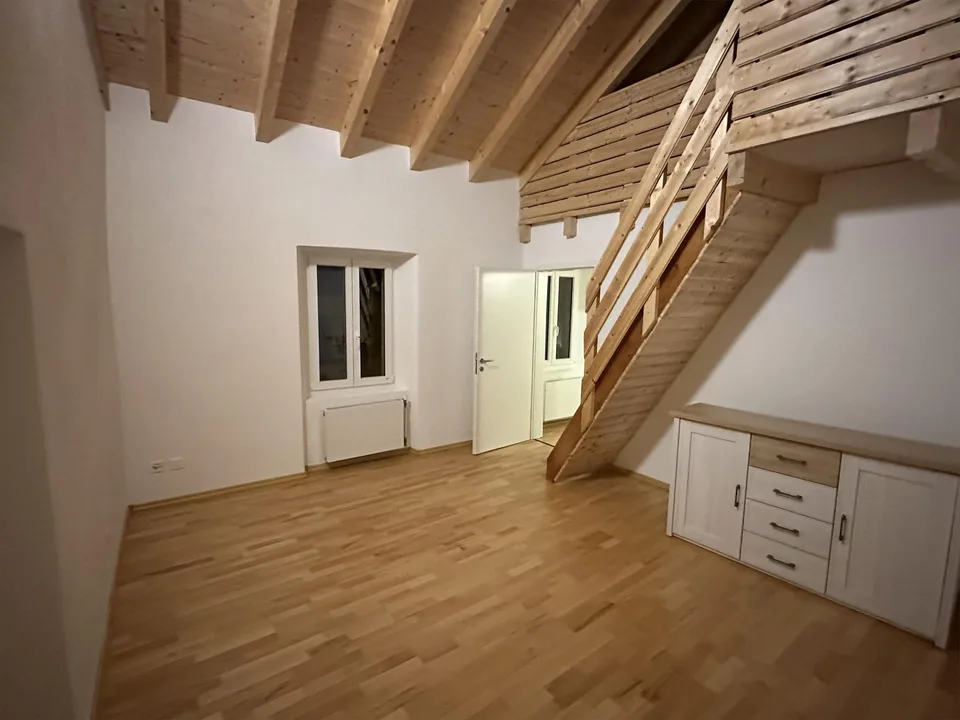 Elegante casa indipendente 5 locali con balcone ristrutturata, Riviera