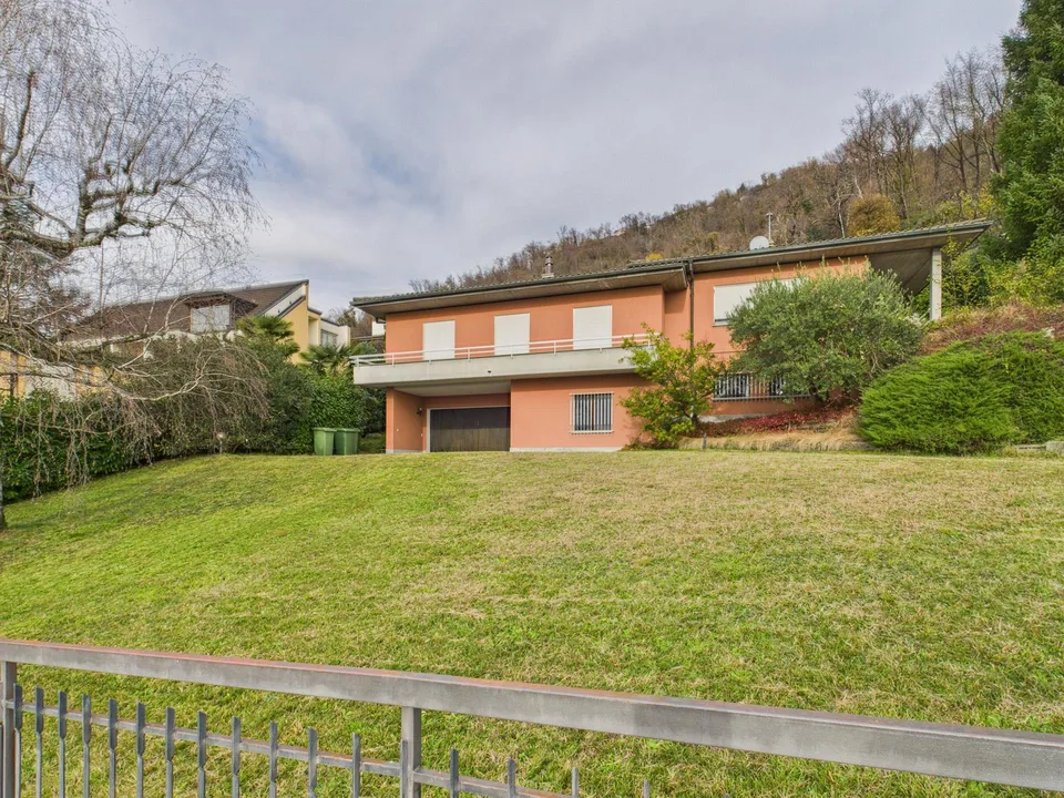 Spaziosa villa 7.5 locali con ampio giardino a Vacallo