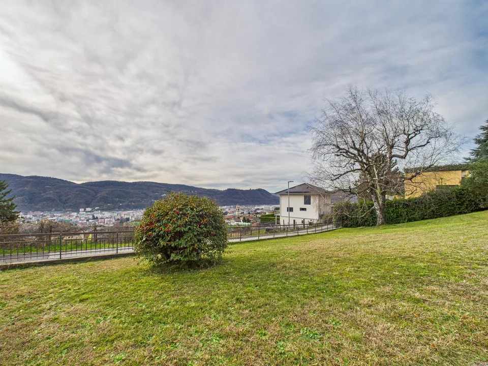 Spacious 7.5-room villa with large garden in Vacallo – photo 13 of 14