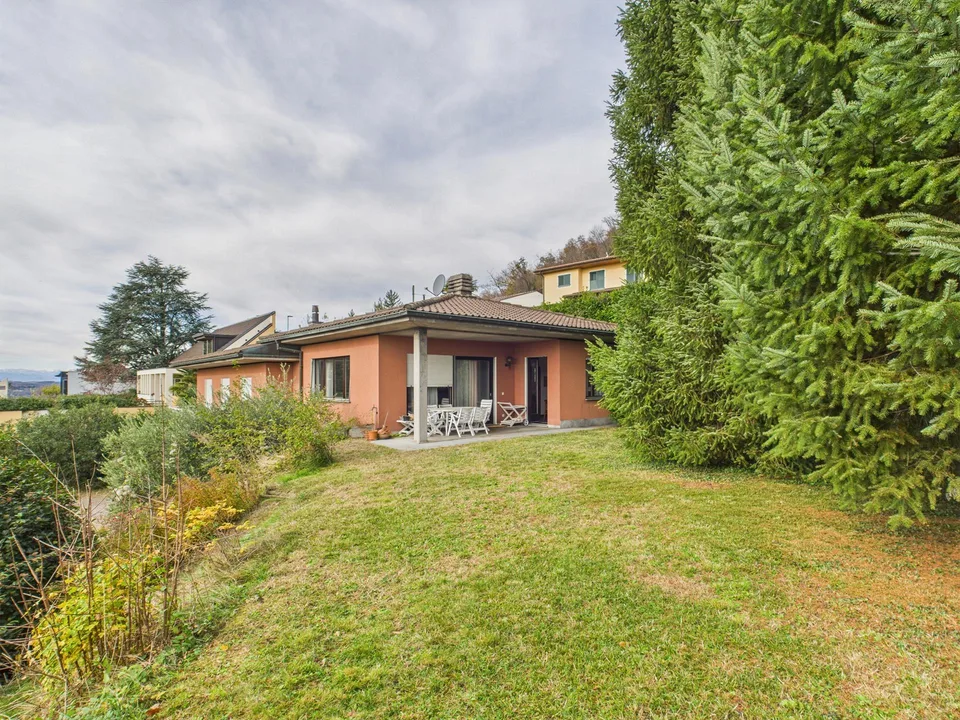 Spaziosa villa 7.5 locali con ampio giardino a Vacallo