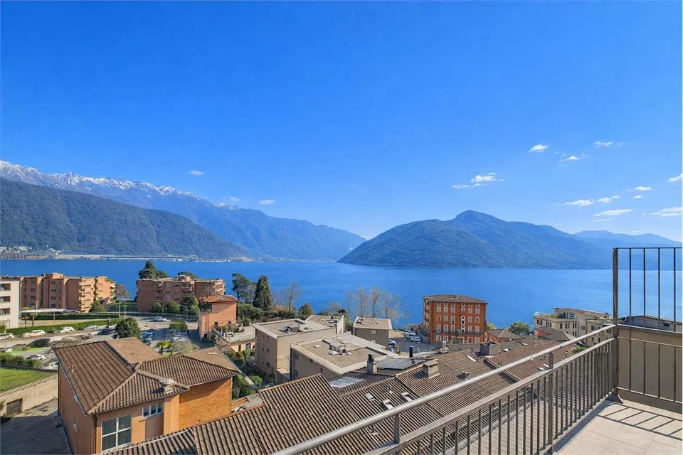 Melide - Lumineux attico de 6.5 pièces avec vue sur le lac