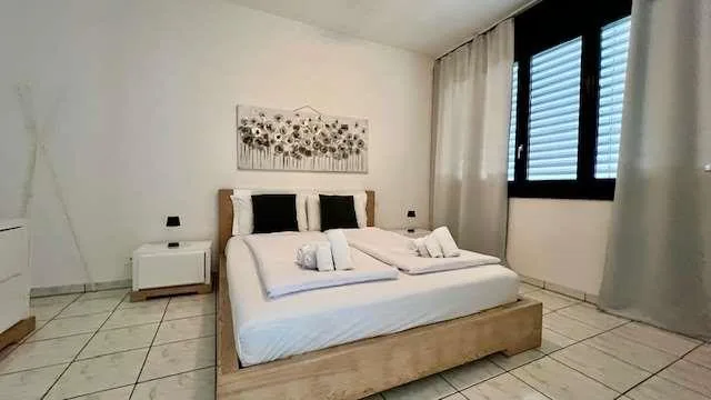 Helles Apartment mit großer überdachter Terrasse und Potenzial für zwei Einheiten – Foto 9 von 13