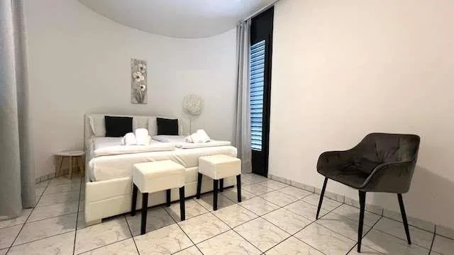 Helles Apartment mit großer überdachter Terrasse und Potenzial für zwei Einheiten – Foto 12 von 13