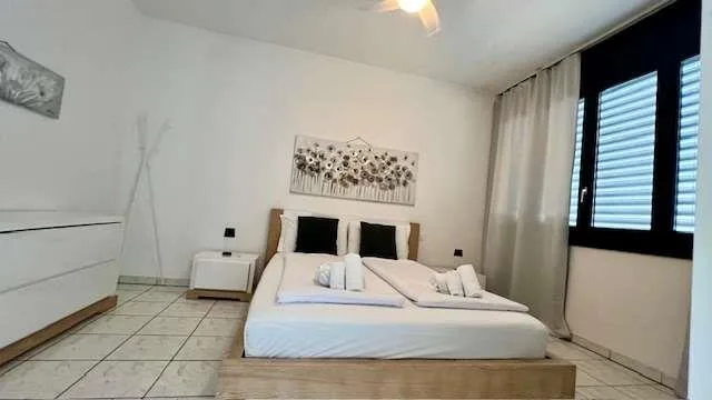 Helles Apartment mit großer überdachter Terrasse und Potenzial für zwei Einheiten – Foto 11 von 13