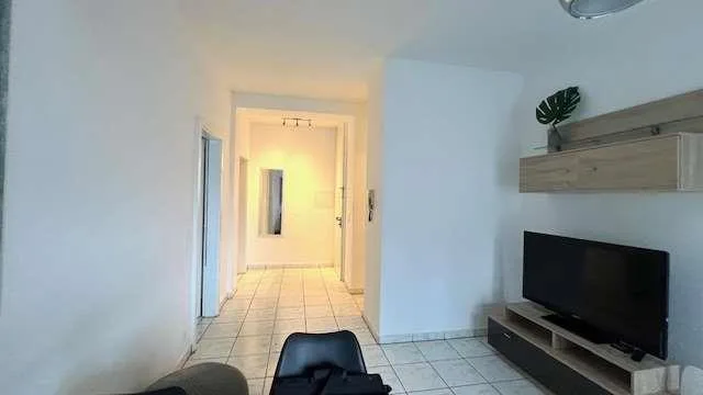 Helles Apartment mit großer überdachter Terrasse und Potenzial für zwei Einheiten – Foto 7 von 13