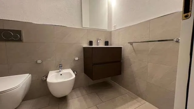 Helles Apartment mit großer überdachter Terrasse und Potenzial für zwei Einheiten – Foto 8 von 13
