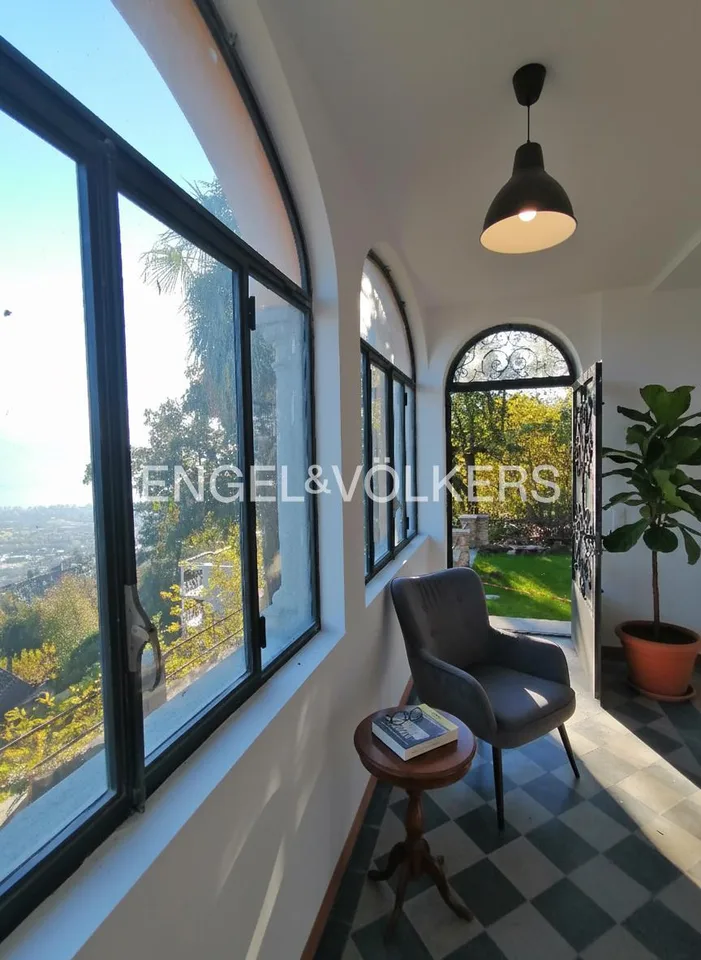 Historic villa in the park with lake view (79)