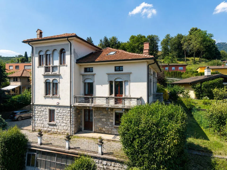 Prestigiosa villa d'epoca in tranquilla e soleggiata zona residenziale