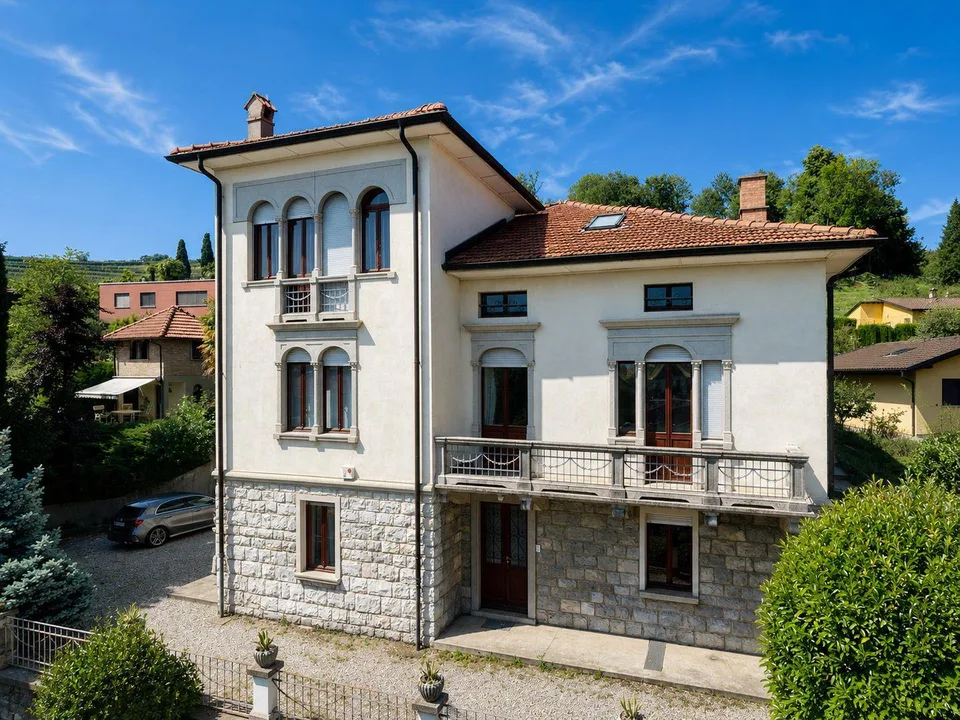 Prästigieuse Villa aus der Epoche in ruhiger und sonniger Wohngegend