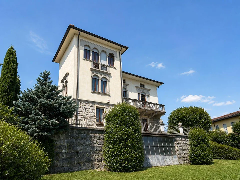 Prästigieuse Villa aus der Epoche in ruhiger und sonniger Wohngegend