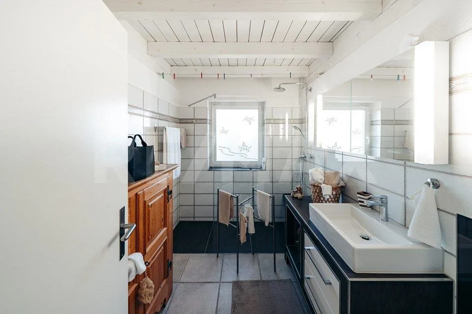 Attractive corner row house with open views – photo 11 of 13