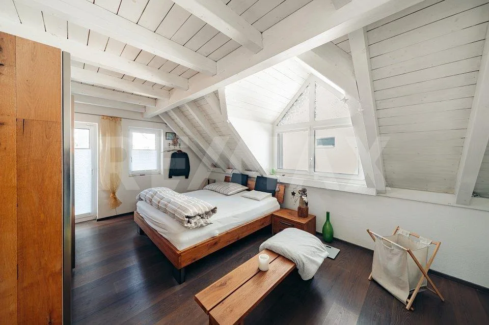 Attractive corner row house with open views – photo 13 of 13