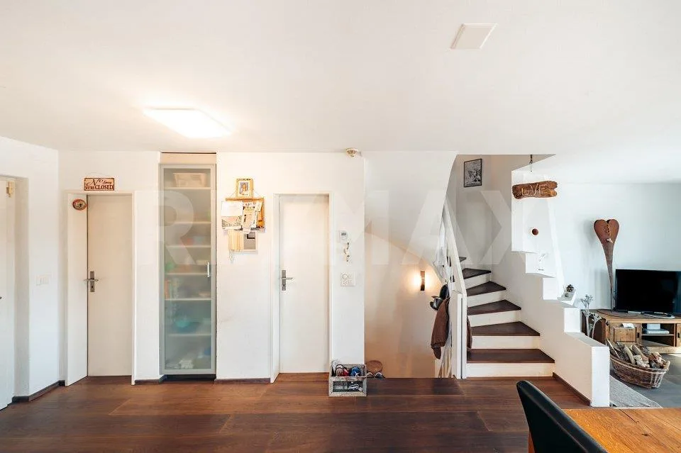 Attractive corner row house with open views – photo 9 of 13