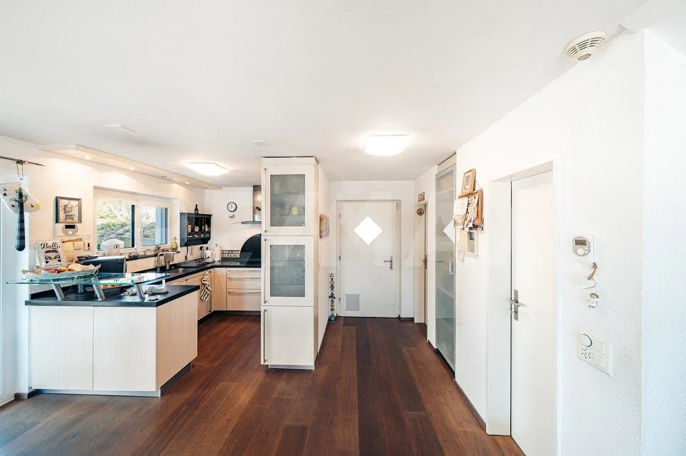Attractive corner row house with open views – photo 6 of 13