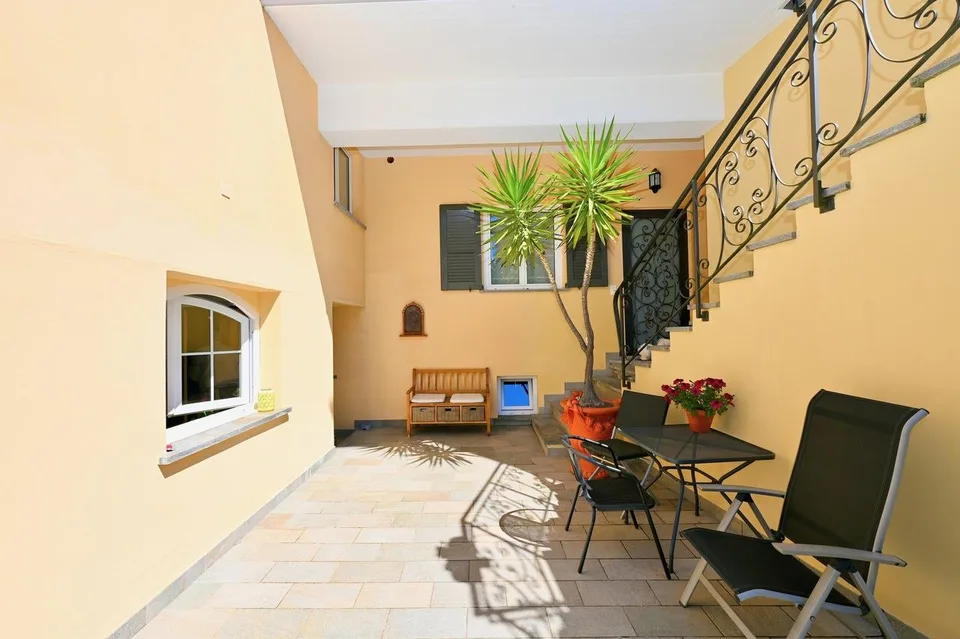 Casa con 2 Appartamenti e Giardino vicino a TASIS e Lugano
