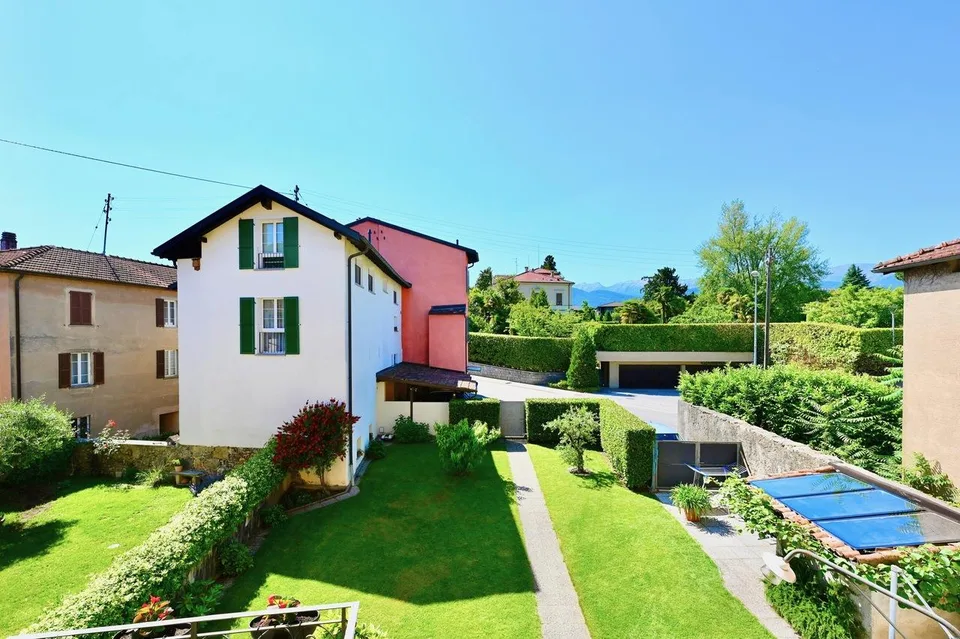 Casa con 2 Appartamenti e Giardino vicino a TASIS e Lugano
