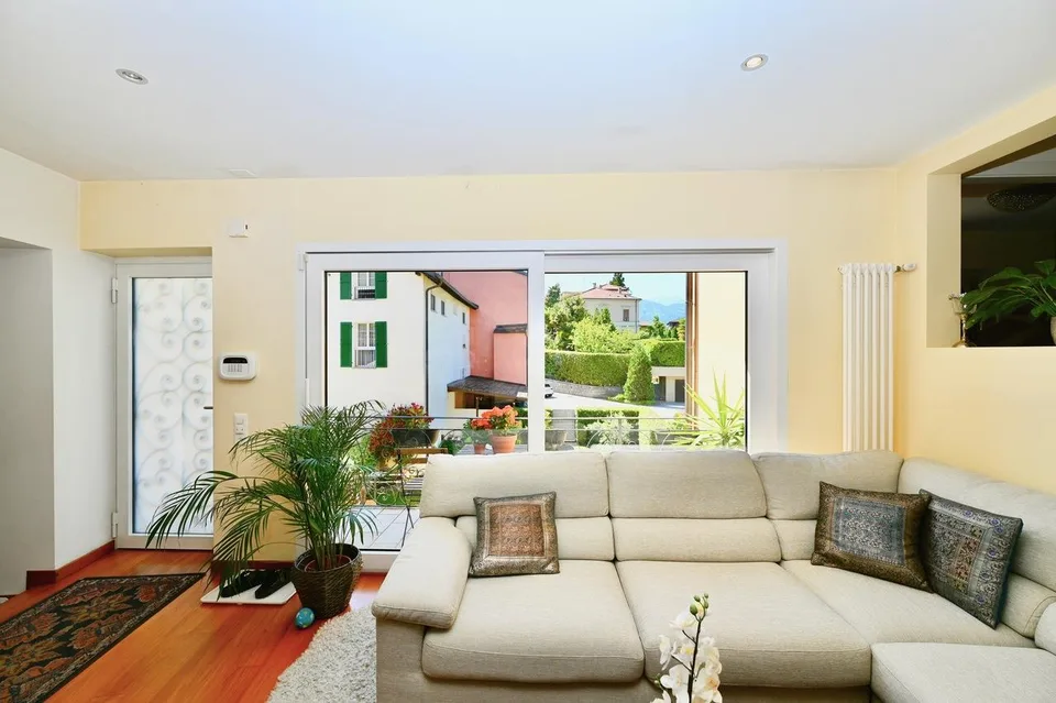 Casa con 2 Appartamenti e Giardino vicino a TASIS e Lugano