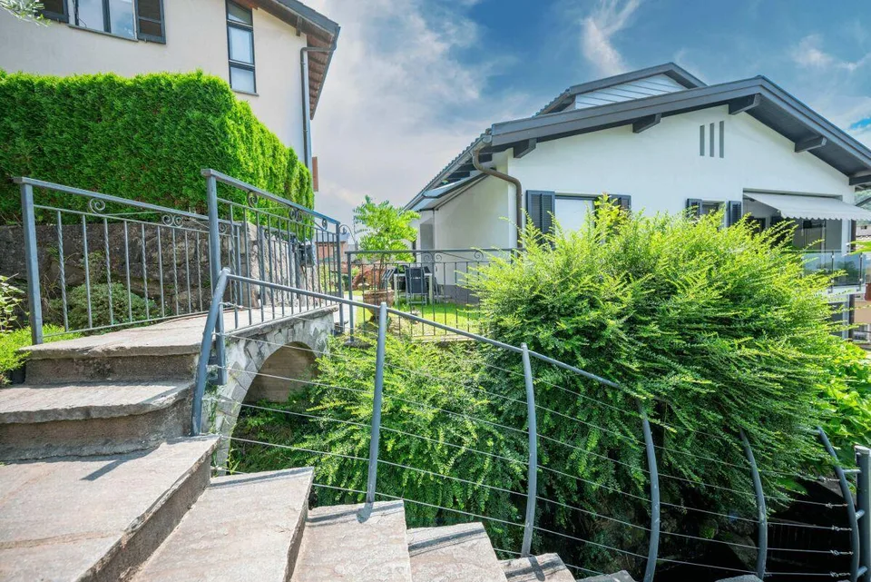 Wunderschönes Einfamilienhaus mit der Möglichkeit, es in zwei Wohnungen aufzuteilen, umgeben von Natur