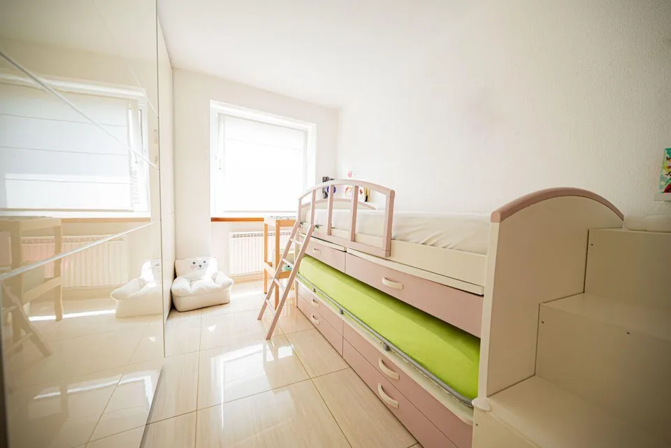 Wunderschönes Einfamilienhaus mit der Möglichkeit, es in zwei Wohnungen aufzuteilen, umgeben von Natur – Foto 11 von 16