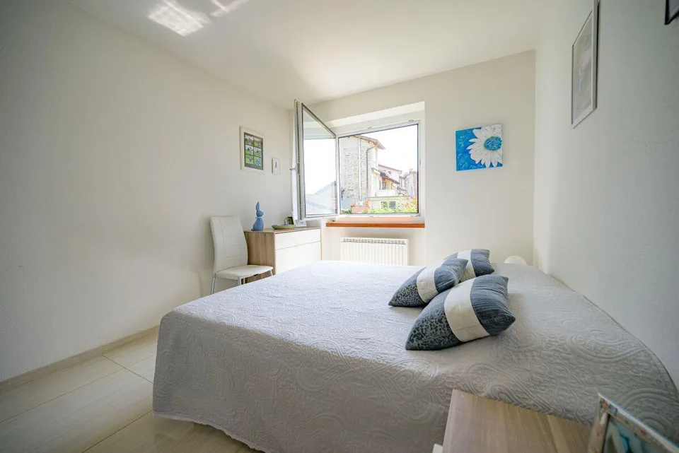 Wunderschönes Einfamilienhaus mit der Möglichkeit, es in zwei Wohnungen aufzuteilen, umgeben von Natur – Foto 9 von 16