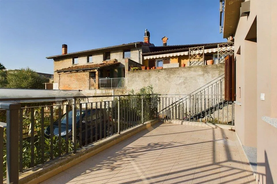 Renovated 3-room apartment with terrace and open view