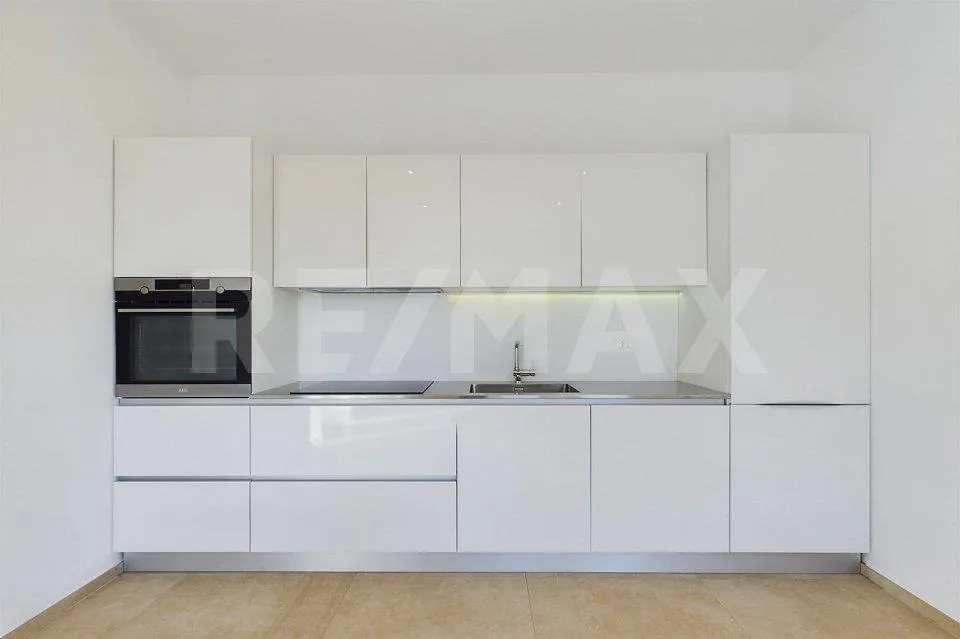 Renovated 3-room apartment with terrace and open view