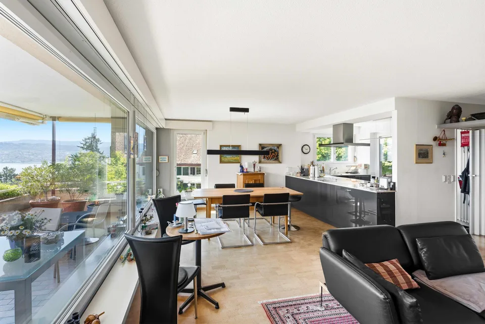 Charmante 4.5-Zimmer-Dachwohnung mit Seeblick in Meilen