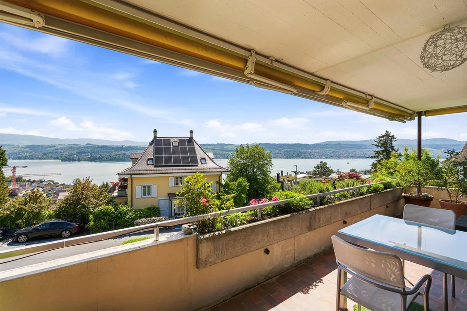 Charmante 4.5-Zimmer-Dachwohnung mit Seeblick in Meilen
