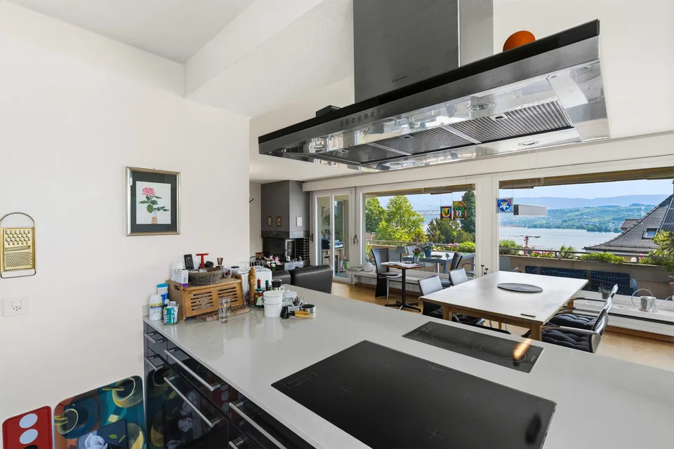 Charmante 4.5-Zimmer-Dachwohnung mit Seeblick in Meilen