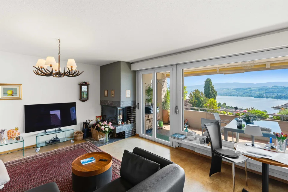 Charmante 4.5-Zimmer-Dachwohnung mit Seeblick in Meilen