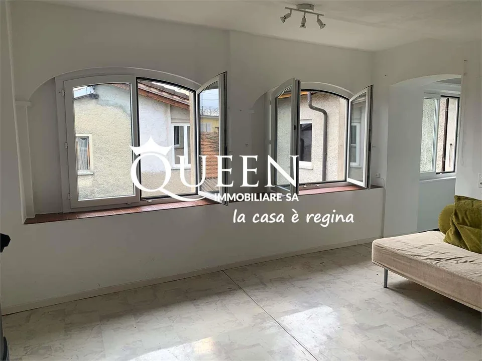 Novaggio: casa 8 locali, 308 mq., nel nucleo con terreno annesso 195 m