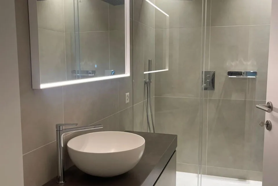 Design moderne et grand jardin privé: vivre à Lugano de manière exclusive