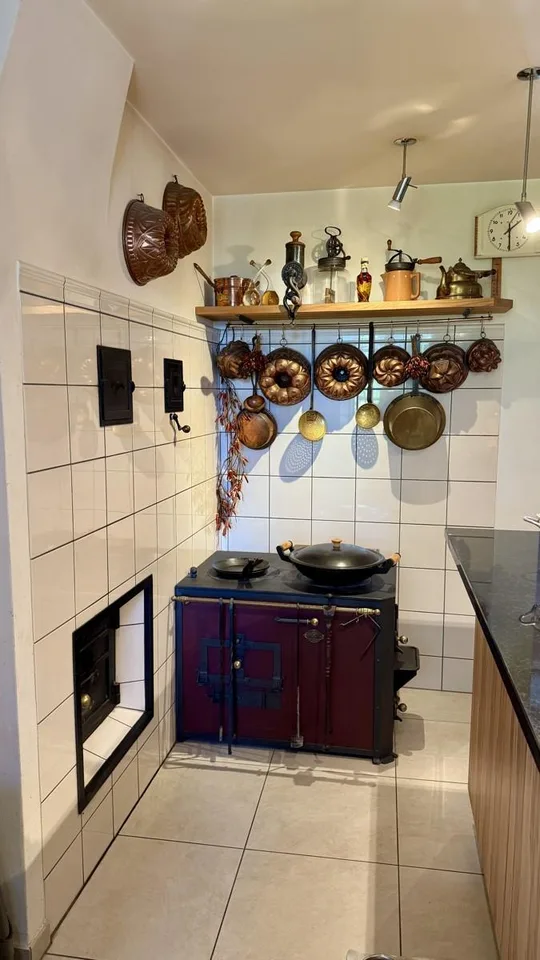 Casa a travi meravigliosa con laboratorio e riserva di terreno edificabile