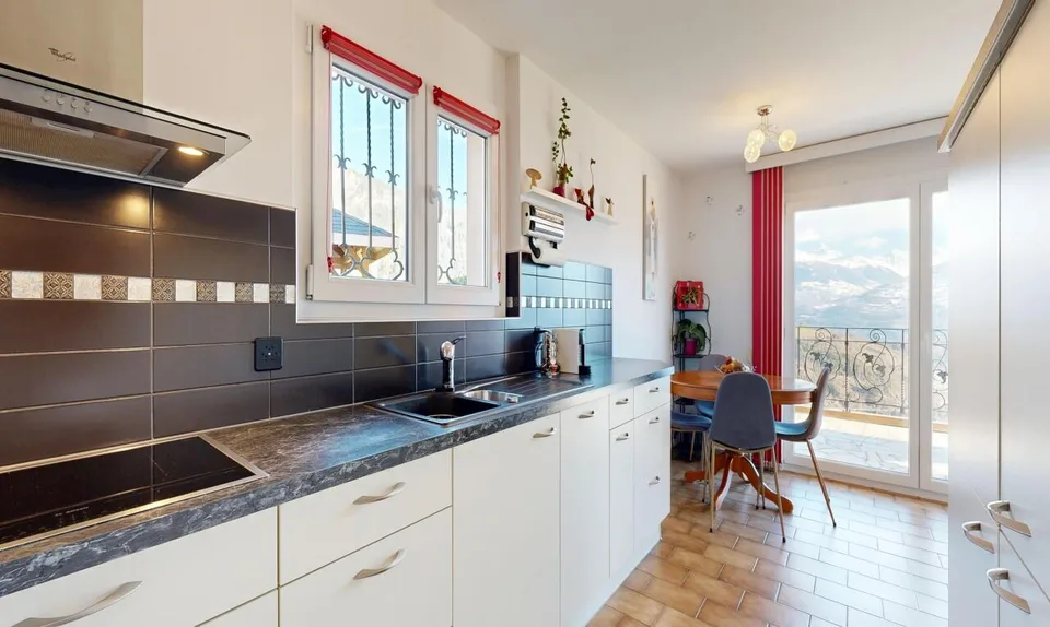 Individual villa - breathtaking view and independent studio in Daillon