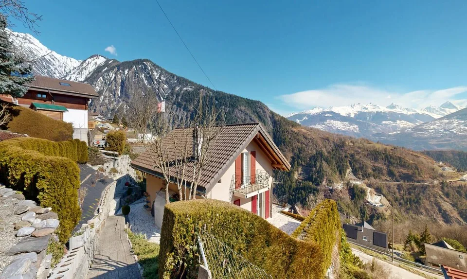 Individual villa - breathtaking view and independent studio in Daillon