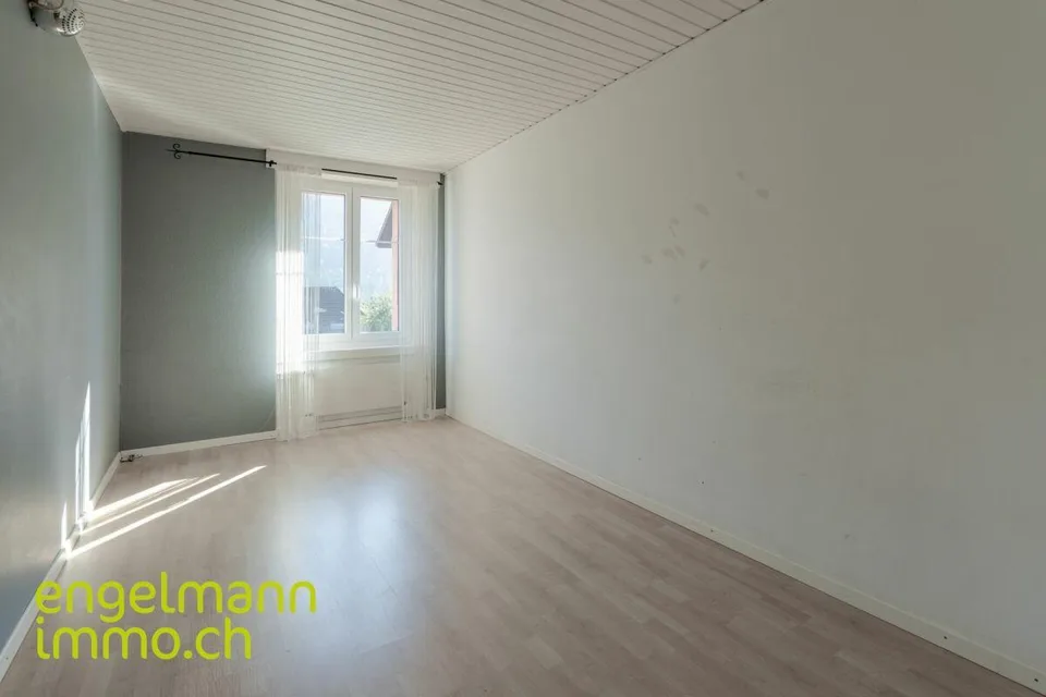 Spacieux appartement en duplex de 8.5 pièces / Grosse 8.5-Zimmer Duplexwohnung – Foto 13 von 16