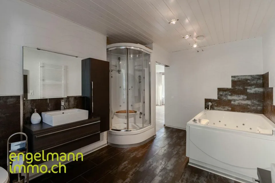 Spacieux appartement en duplex de 8.5 pièces / Grosse 8.5-Zimmer Duplexwohnung – Foto 10 von 16