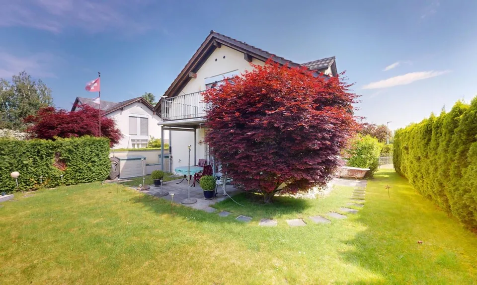 Freistehendes EFH mit Gartenidylle und separate Garage