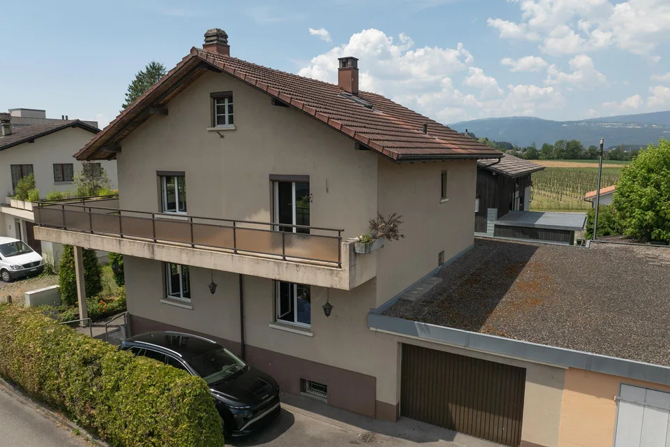 Affascinante casa unifamiliare a 5 locali a Studen – disponibile immediatamente